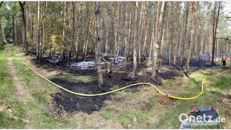 Das Löschwasser musste mit Tanklöschfahrzeugen im Pendelverkehr zum Brandort gebracht werden. Bild: Feuerwehr Waldsassen/exb