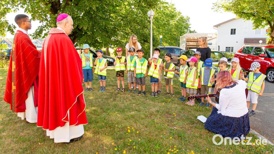 Auch das Immenreuther Herz-Jesu-Kinderhaus machte dem Weihbischof seine Aufwartung, indem man für den geistlichen Würdenträger ein kleines Lied einstudierte, über das sich Reinhard Pappenberge sichtlich freute. Bild: Markus Koenig/exb