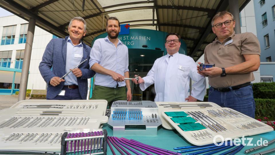 Übergabe am Klinikum St. Marien (von links): Dr. Harald Hollnberger, Dr. Borys Frankewycz, Dr. Antonio Ernstberger und Manfred Wendl. Bild: Wolfgang Steinbacher