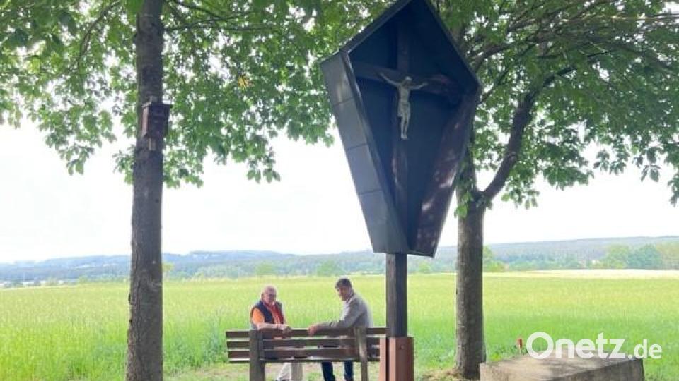 Wilhelm Specht (links) übergibt das Spechtkreuz an die Stadt Grafenwöhr. Bürgermeister Edgar Knobloch freut es. Bild: sne