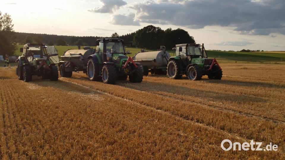 Durch die Hilfe der Landwirte mit ihren Güllefässern können Einsatzkräfte der Feuerwehr gezielt bei einem Flächenbrand vorgehen. Wasserstellen sind auf der freien Fläche oftmals nicht vorhanden. Bild: dob