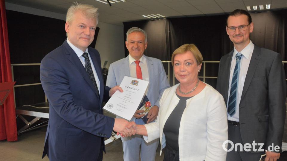 Ministerialbeauftragte Anette Kreim überreichte an Oberstudiendirektor Matthias Weiser die Ernennungsurkunde und gratulierte Martin Putzlocher (rechts) zum stellvertretenden Schulleiter. Glückwünsche gab es dazu von Landrat Roland Grillmeier. Bild: jr