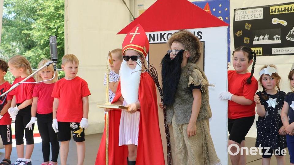 Nikolaus und Knecht Ruprecht hatten beim Sommerfest im Kinderhaus St. Michael Waldsassen ihren Auftritt. Bild: Christina Schmidt/exb