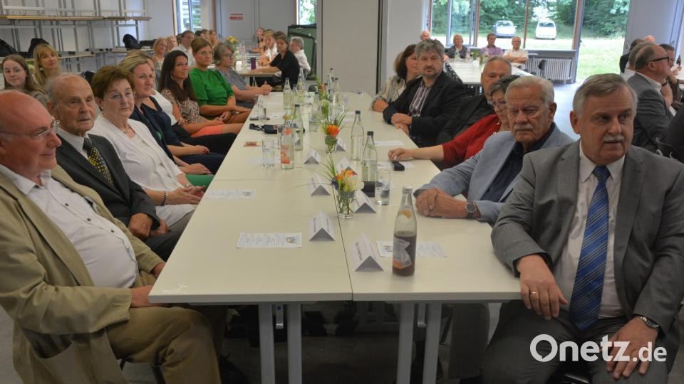 Die früheren Schulleiter des Stiftland-Gymnasiums waren ausnahmslos erschienen: (von links) Georg Hecht und Dr. Franz Heigl sowie (von rechts) Albert Bauer und Wolfgang Minssen. Bild: jr