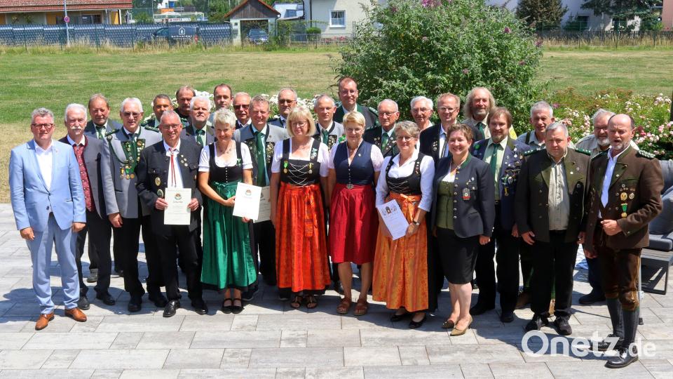 Zahlreiche Mitglieder der Schützenvereine wurden mit Auszeichnungen des DSB und des OSB für ihr unermüdliches Engagement bedacht. Bild: mfh