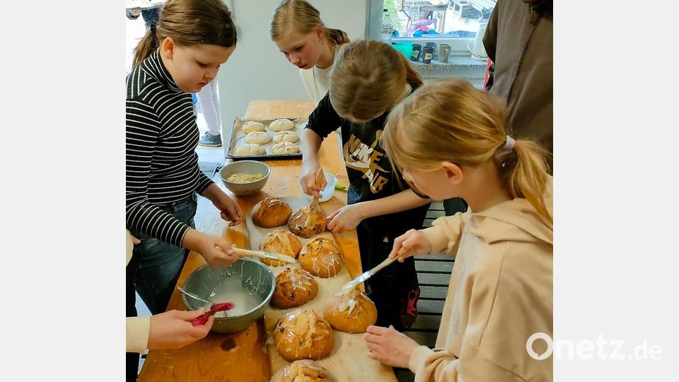 Mit viel Eifer gingen die Pirker Firmkinder an das Projekt. Alle Osterbrote konnten in der Osternacht verkauft werden. Bild: kki