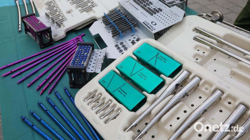 Dieses Material aus Titan und Stahl wird zum Beispiel bei Knochenbrüchen im Körper verbaut. Die Unfallchirurgie am Klinikum St. Marien spendete Implantate und Osteosynthesematerial an die AG Ukrainehilfe Regensburg im Wert von 30.000 Euro. Bild: Wolfgang Steinbacher