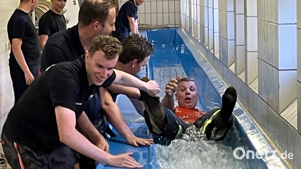 Eine willkommene Abkühlung gab es nach der Leistungsprüfung für alle, die zum ersten Mal dabei waren. Bild: Feuerwehr Auerbach