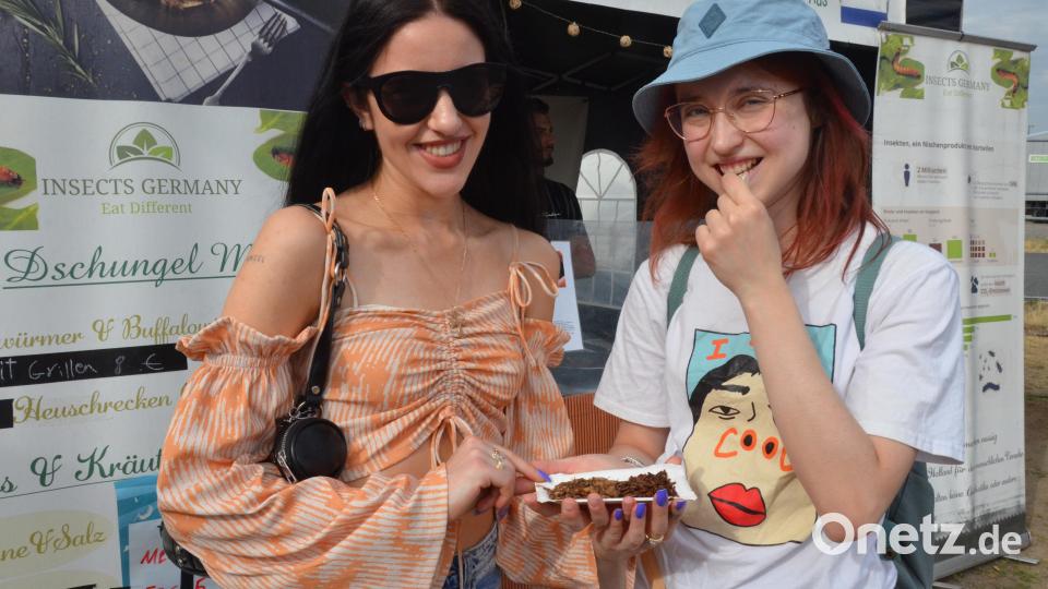 Maria und Julia machen den Härtetest. Wirklich lecker so ein Mehlwurm. Bild: Kunz
