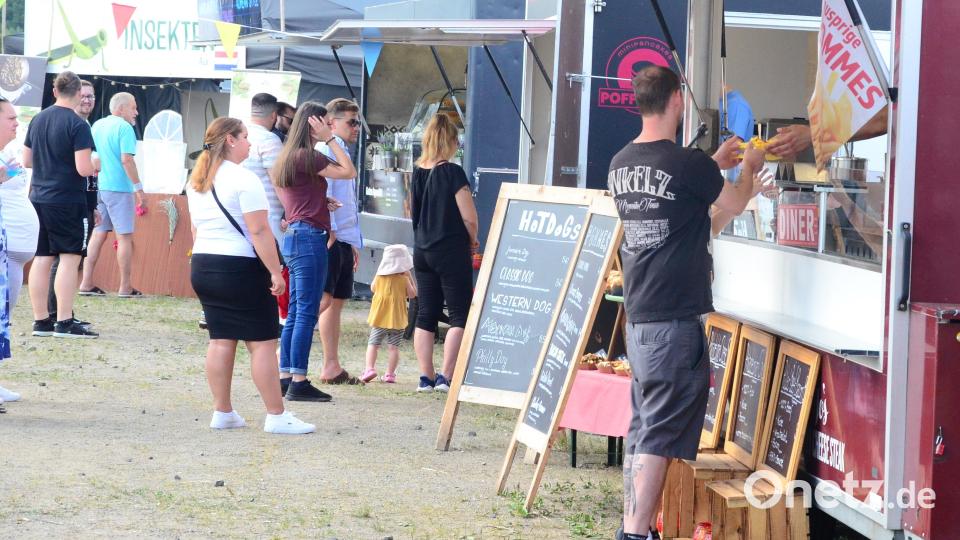Beim Foodtruck-Festival wird kräftig zugelangt. Bild: Kunz