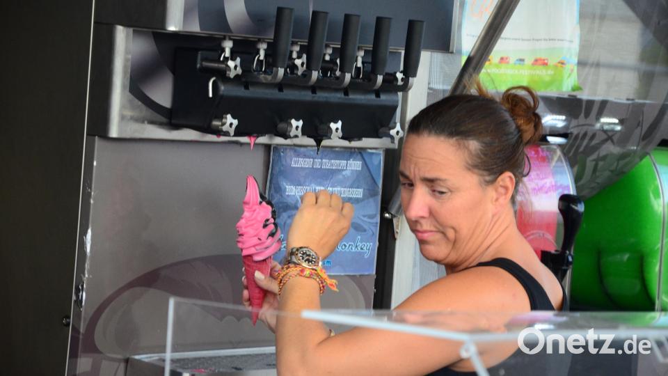 Ein Mix aus Aktivkohle und Himbeer: Schmeckt fabelhaft, kann aber schwarze Finger und Mundwinkel hinterlassen. Bild: Kunz