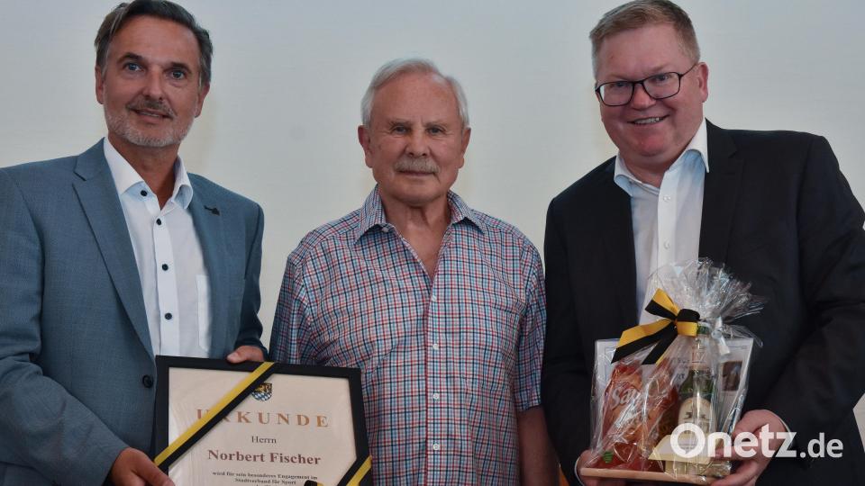 Norbert Fischer (Mitte) darf sich nun Ehrenvorsitzender des Amberger Stadtverbandes für Sport nennen. Der aktuelle Vorsitzende Wolfgang Meier (links) und Oberbürgermeister Michael Cerny (rechts) gratulierten. Bild: Stephan Huber