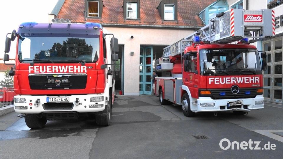 Die Drehleiter (rechts) wurde beschädigt. Bild: nic