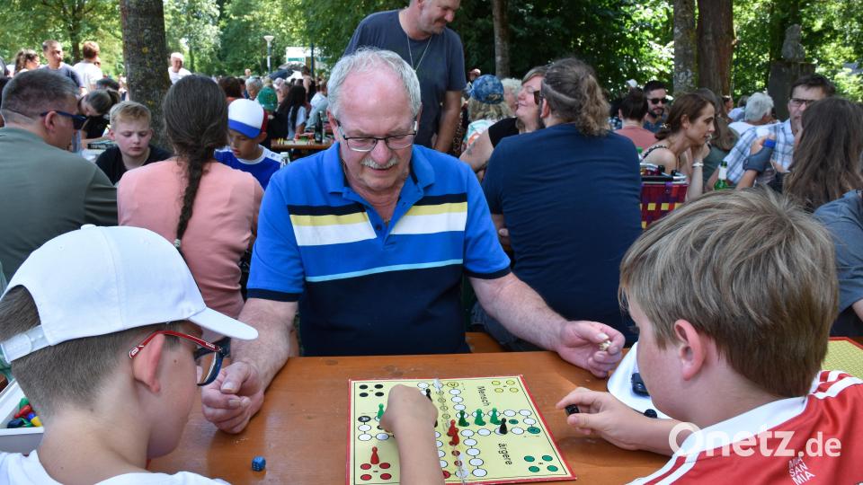 Amberg holt sich „Mensch ärgere Dich nicht“Weltrekord dank Geheimliste zurück Amberg holt sich „Mensch ärgere Dich nicht“Weltrekord dank Geheimliste zurück