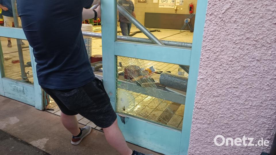 Bei dem Unfall wurde auch das Falttor am Gerätehaus beschädigt. Bild: nic