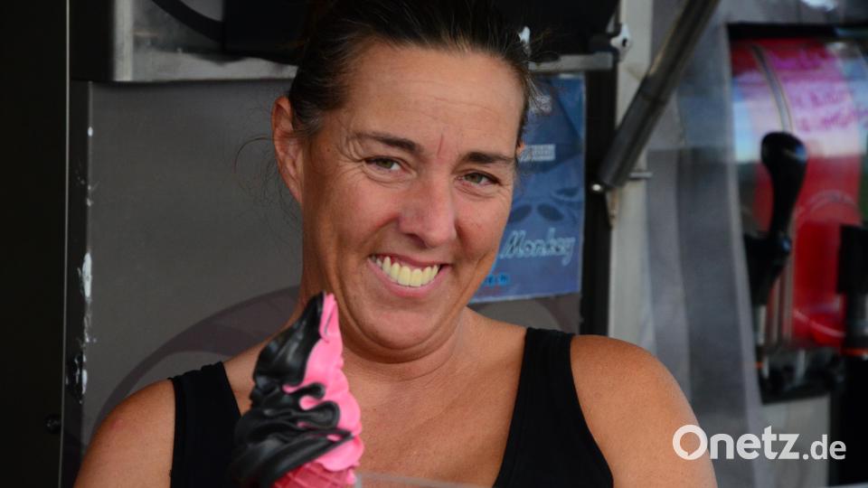 Ein Mix aus Aktivkohle und Himbeer: Schmeckt fabelhaft, kann aber schwarze Finger und Mundwinkel hinterlassen. Bild: Kunz
