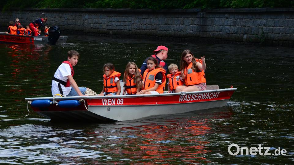 Im Rettungsboot der Wasserwacht. Bild: Kunz