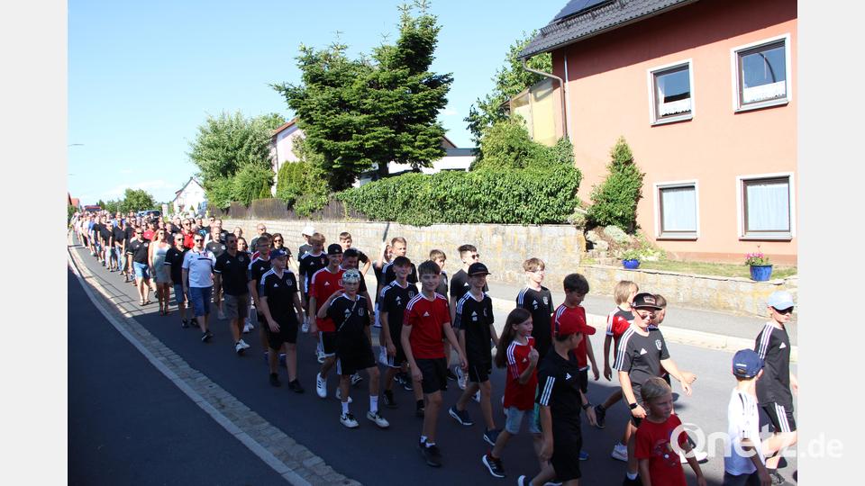 Stark vertreten waren die Jugendlichen des Sportclubs beim Festzug. Bild: lep