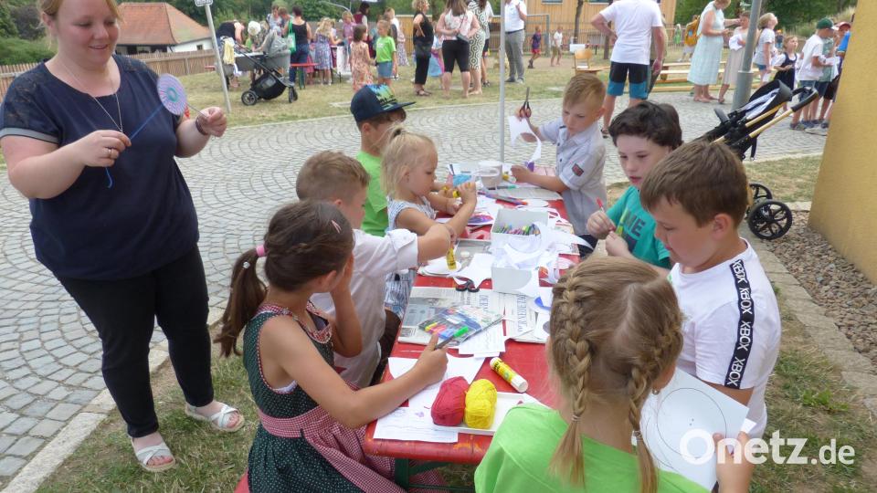 Kreisel basteln mit Lehrerin Andrea Scherm. Bild: sl