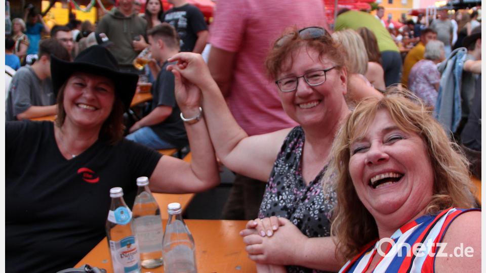 Ausgelassen feierten die Gäste das Open-Air-Bürgerfest. Bild: lep