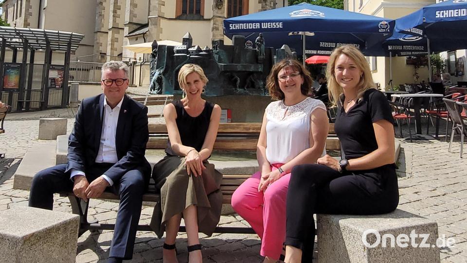 von links Tanja Weiß, Claudia Mai, Angela Thar, Bürgermeister Göth Bild: Kerstin König/exb
