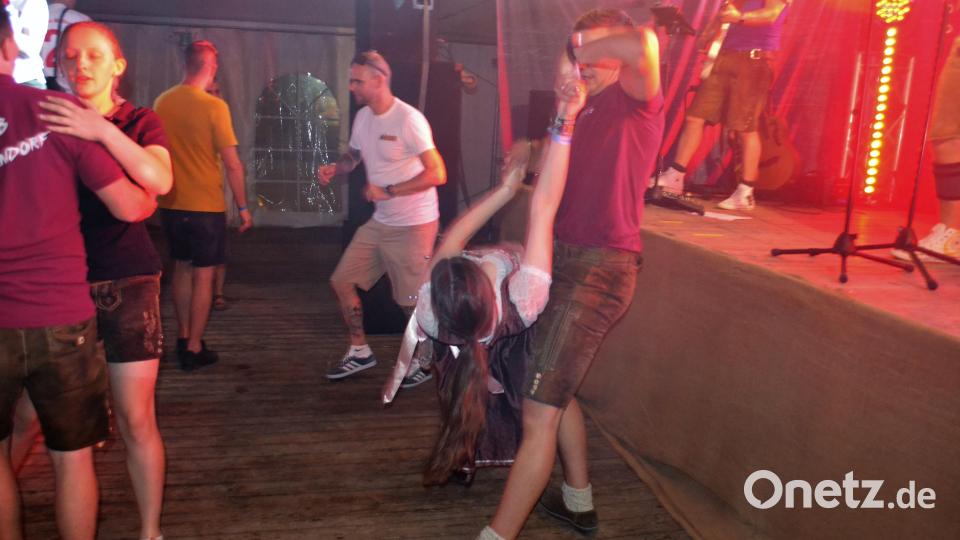 Die Mühen des Tanzkurses hatten sich gelohnt, mit reichlich Schwung legt Hias seine Tanzpartnerin "übers Knie". Bild: kki