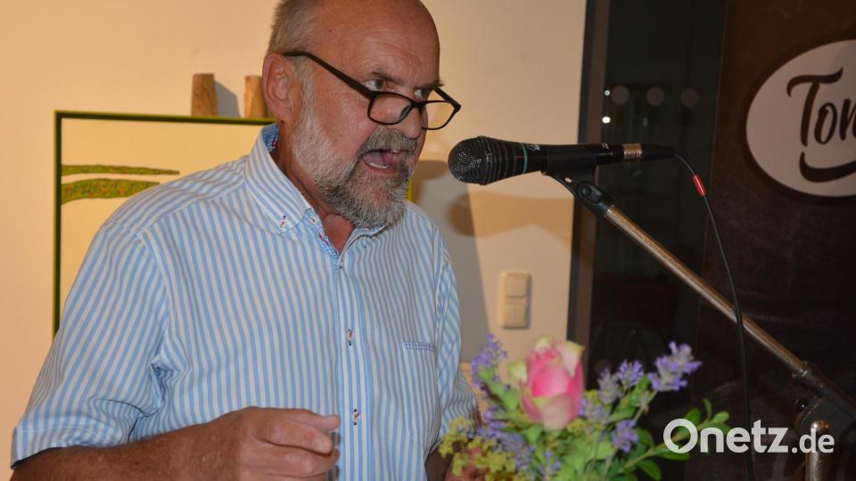Erhielt viel Beifall, der Ebnather Rudi Rubenbauer, der in seiner urigen Art das Künstlerehepaar Inge und Bert Flor vorstellte und dabei auch die Stadt Mitterteich gehörig aufs Korn nahm. Bild: jr