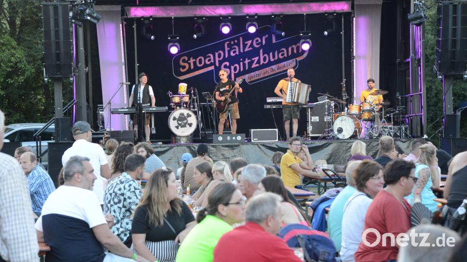 Zum Ausklang am Samstagabend kamen die &quot;Stoapflälzer Spitzbuam&quot; und heizten zu den natürlichen Temperaturen nochmals kräftig nach. Bild: bey