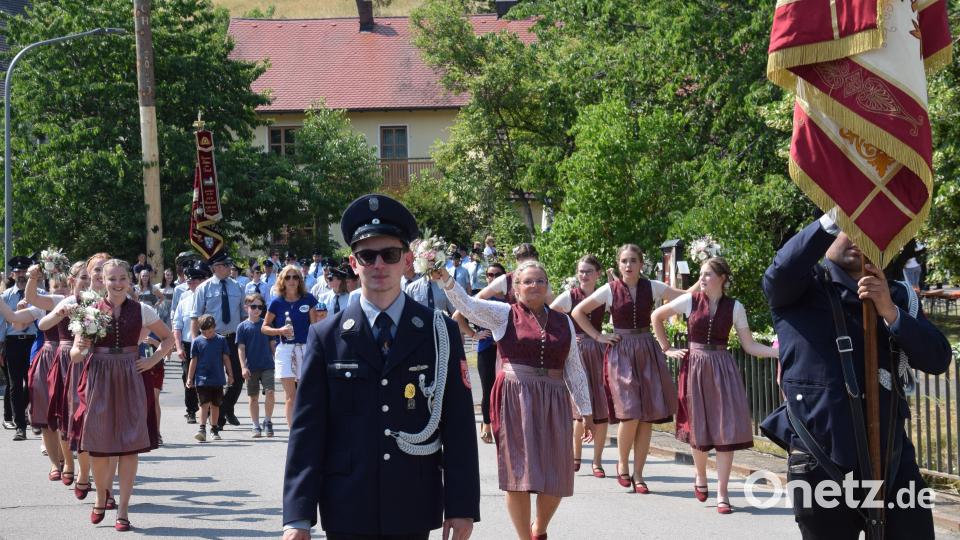 Den Festzug zum 130-Jährigen der Feuerwehr Ransbach führten die Fahnenabordnung und Festdamen der Jubelwehr an. Bild: bö