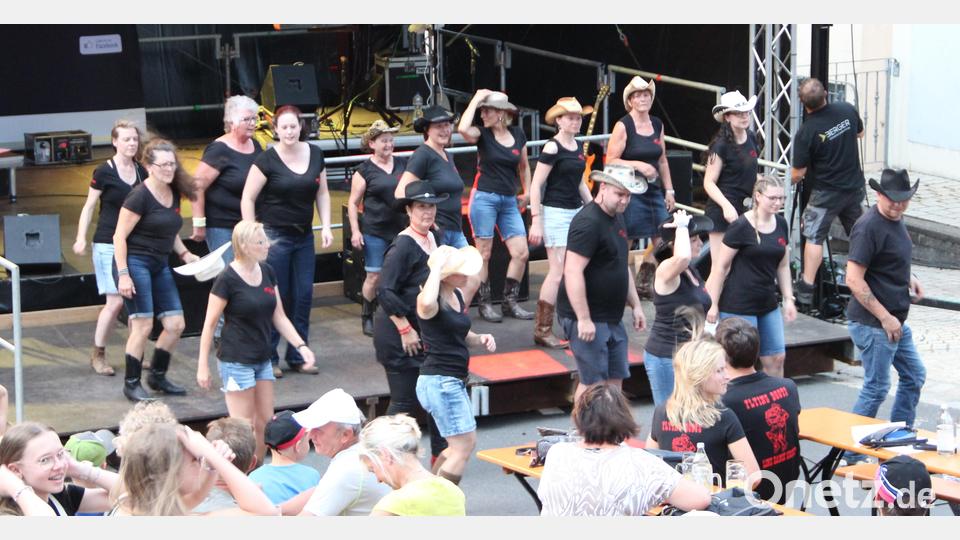 Zwischen den beiden Bands unterhielten die Flying Boots aus Eschenbach das Publikum mit Linedance. Bild: lep
