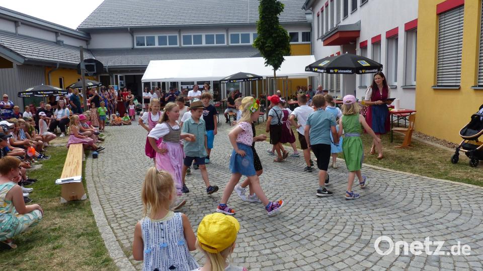 Mit dem „Siebenschritt-Tanz“ sorgte die Klasse 1/2 a für Staunen, einstudiert von Lehrerin Sonja Kramer. Bild: sl