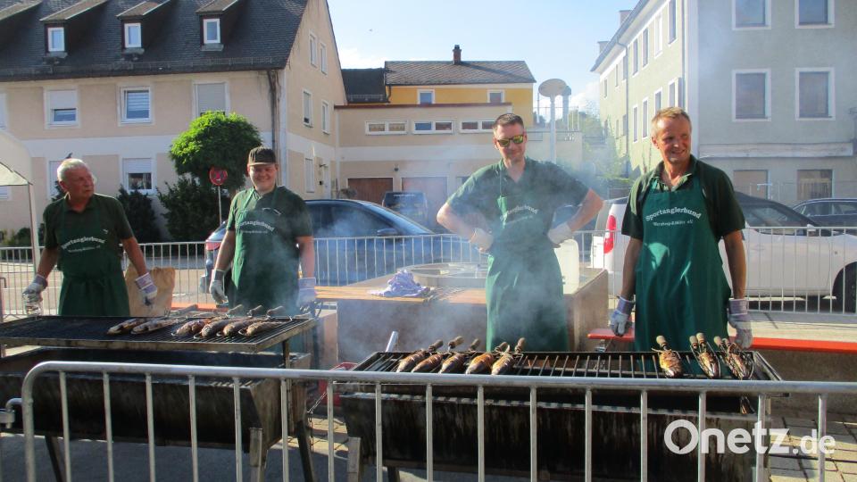 Die Grillmeister des Wernberger Anglervereins müssen Schwerstarbeit leisten. Bild: bnr