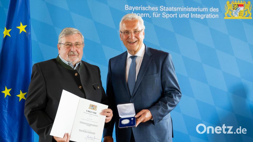 Otmar Zeitler aus Friedenfels bekam die Kommunale Verdienstmedaille in Silber von Innenminister Joachim Hermann. Bild: Sebastian Widmann