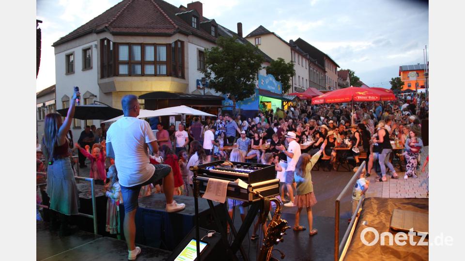 Die Partyband Frontal brachte Stimmung auf den Marktplatz. Bild: lep