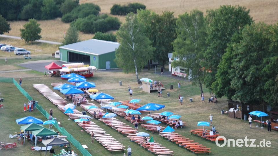 Am Samstag waren wegen der tropischen Temperaturen noch viele Tische frei beim Amberger Flugfest. Das änderte sich am Sonntag. Bild: Gerd Spies