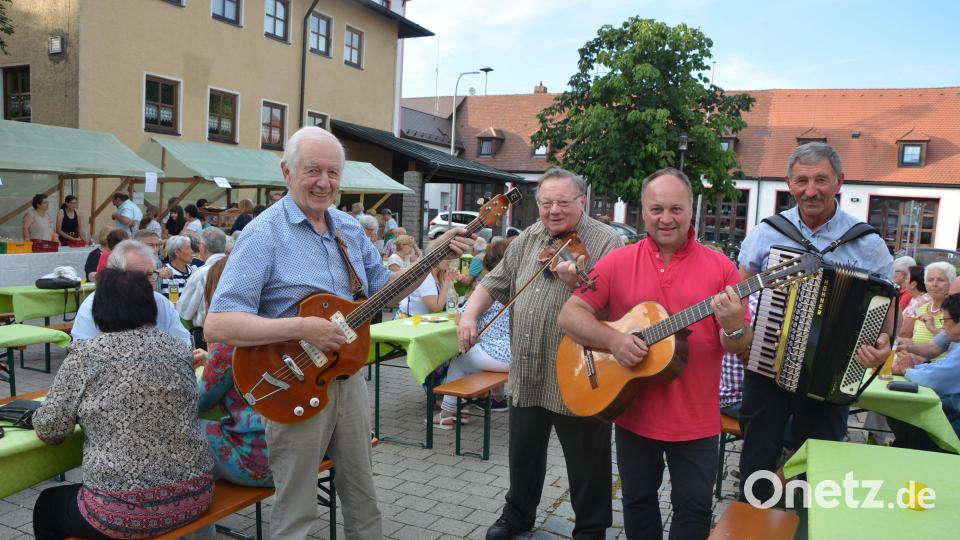 Die Gruppe „Zeitlos“ mit (von links) Walter Siller, Hans Obermeier, Josef Dill und Reinhardt Summer am Freitagabend in Mitterteich. Bild: jr