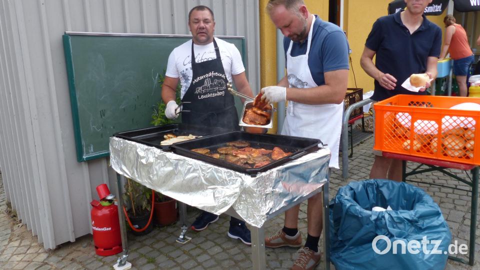 Die Grillmeister am Werk. Bild: sl