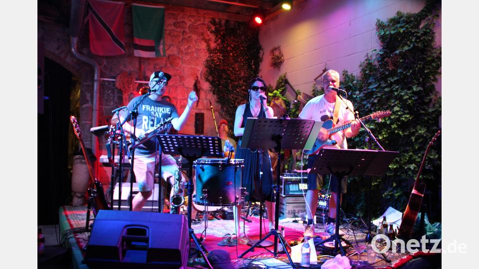 Im Nusssteinhauses spielte die Band Kohl and the gang. Der Hinterhof war den ganzen Abend brechend voll. Bild: lep