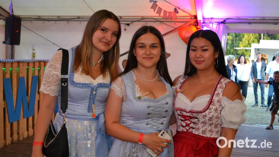 Hübsche Moidln finden sich an beiden Abenden im Festzelt ein. Bild: kki