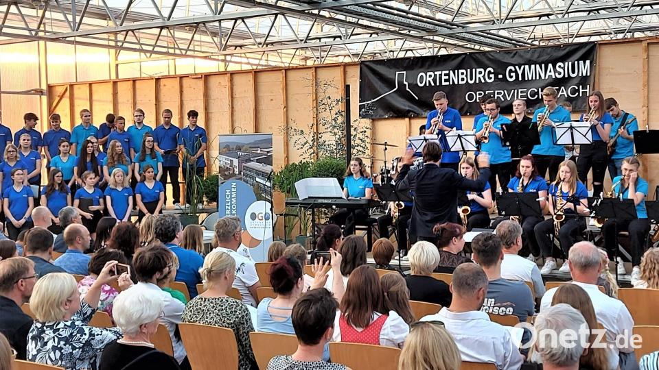 Die OGO-Bigband und der OGO-Chor unter Leitung von Andreas Lehmann beeindrucken auch dank einer hervorragenden Akustik im gläsernen Gewächshaus ihr Publikum. Bild: lg