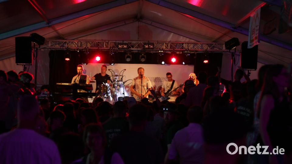 Tagsüber heizte die Sonne auf, Samstagabend dann die Band "Sappralot". Bild: Georg Hirmer