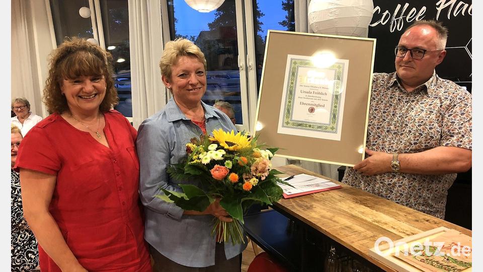 Neues Ehrenmitglied im Turnerbund Jahn ist Ursula Fröhlich. Die Ernennungsurkunde überreichten Susanne Weiser (links) und Norbert Weiser (rechts). Bild: wro