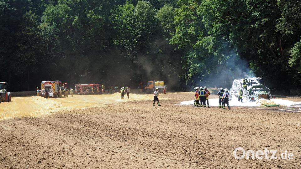 Großer Feuerwehreinsatz bei Wöllershof. Feuerwehr, Landwirte und weitere Helfer verhindern Schlimmeres. Bild: krb