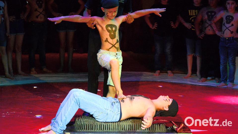 Ein Nagelbett für zwei. Bei der Zirkus-Show ist auch ein Fakir dabei. Bild: Kunz