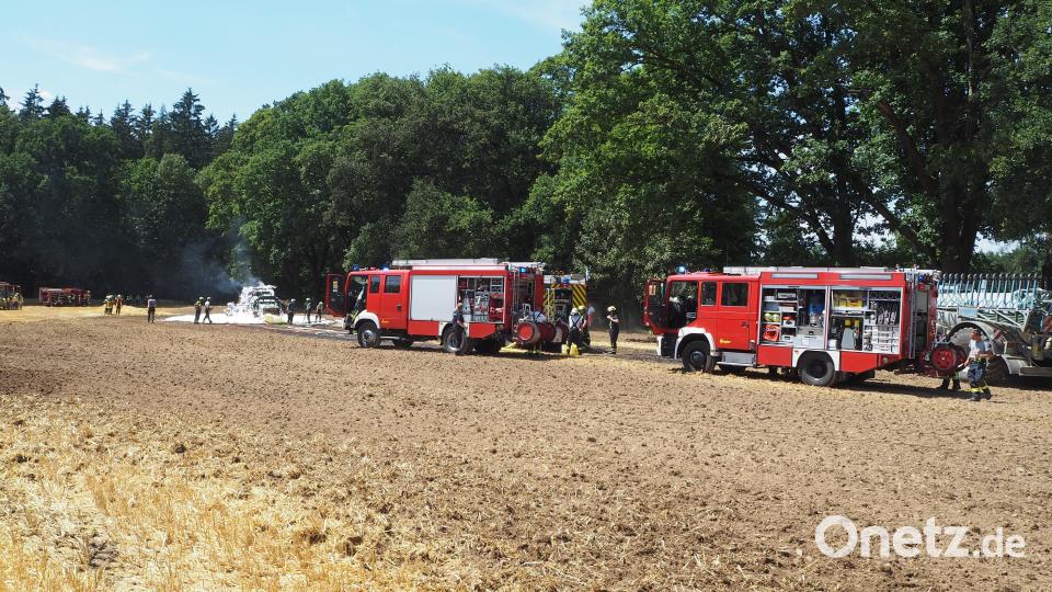Die Feuerwehren sind mit einem großen Aufgebot auf dem Feld bei Wöllershof Bild: krb