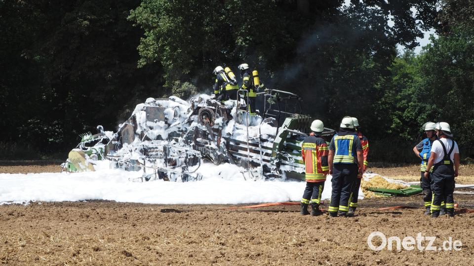 Die brennende Maschine versinkt unter einem Schaumteppich, der die Flammen letztlich erstickt. Bild: krb