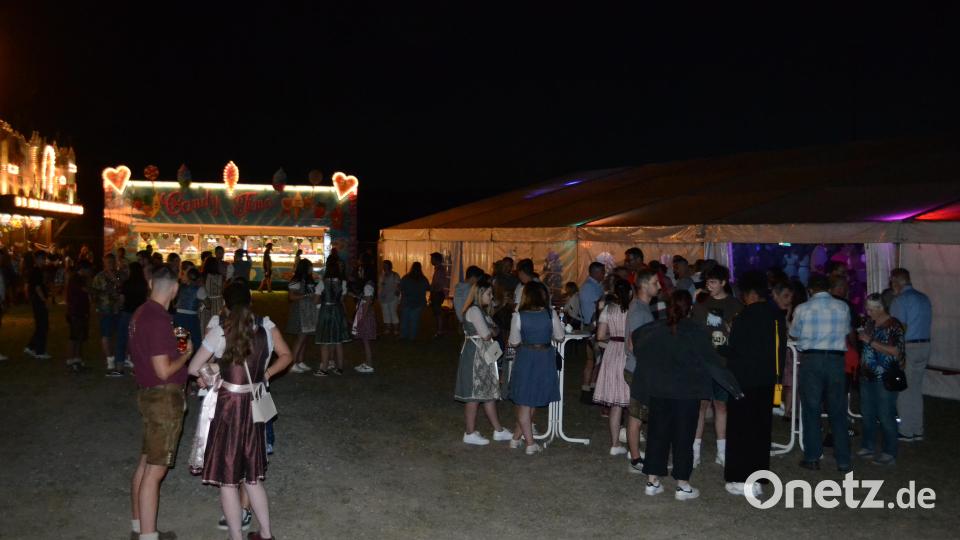 So mancher suchte Abkühlung vor dem Zelt und genoss die laue Nacht. Bild: kki