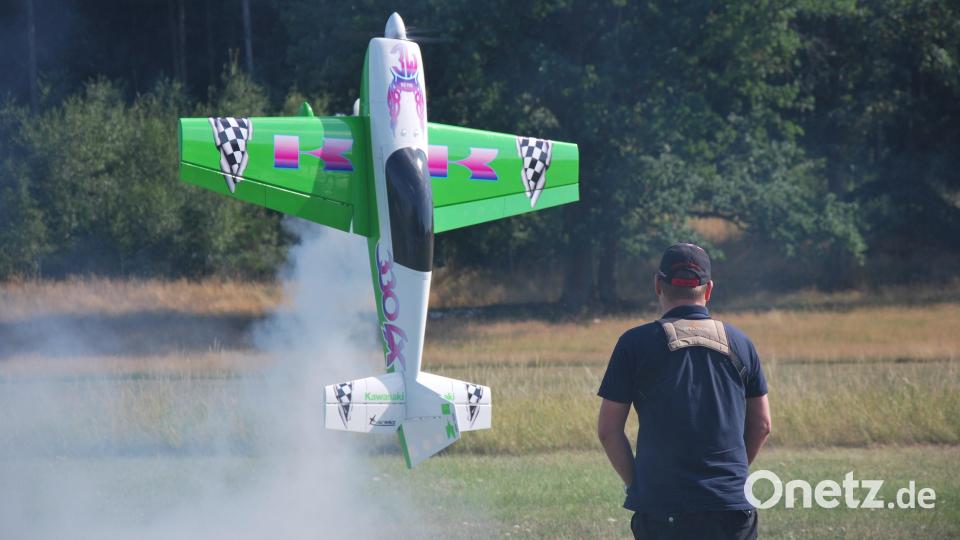So sah die Flugshow von Thomas Guttenberger mit seinem Modellflugzeug aus. Bild: Gerd Spies