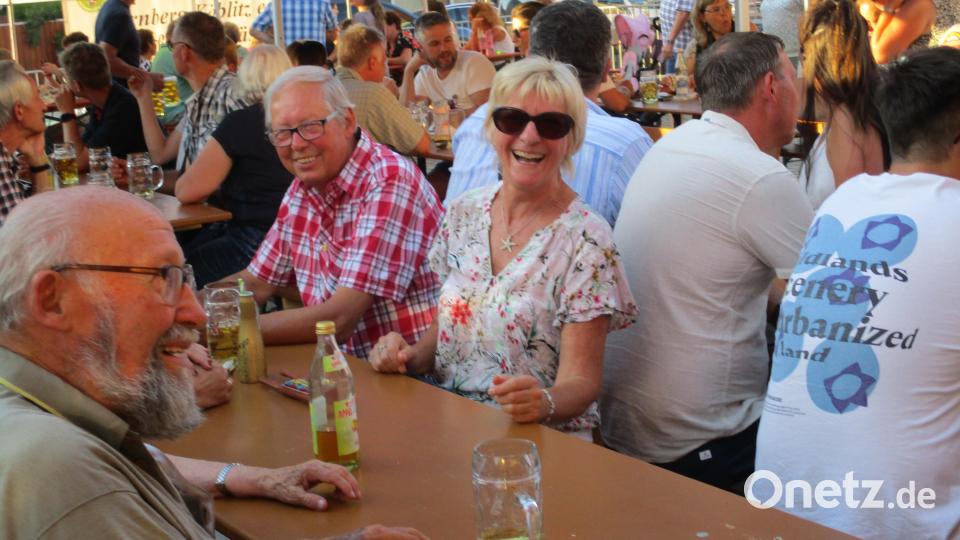 Beim Wernberger Bürgerfest herrscht beste Stimmung unter den Gästen. Bild: bnr