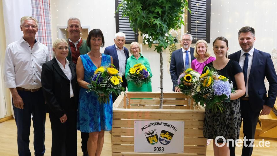 Die Delegation aus Straß in der Steiermark hatte bei ihrem Besuch in der Partnergemeinde Schwarzenfeld einen Baum als Geschenk dabei. Bild: mab